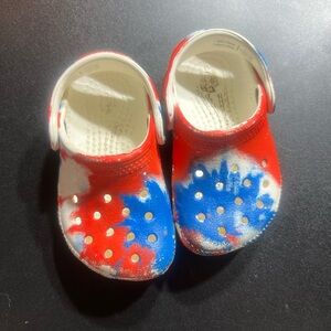 Crocs baby/toddler Tye died Kids Red and Blue Clogs